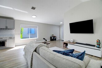 1025 Bamboo Ln in Weston, FL - Building Photo - Building Photo