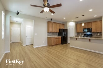 7628 Jasmine Falls Dr in Las Vegas, NV - Foto de edificio - Building Photo