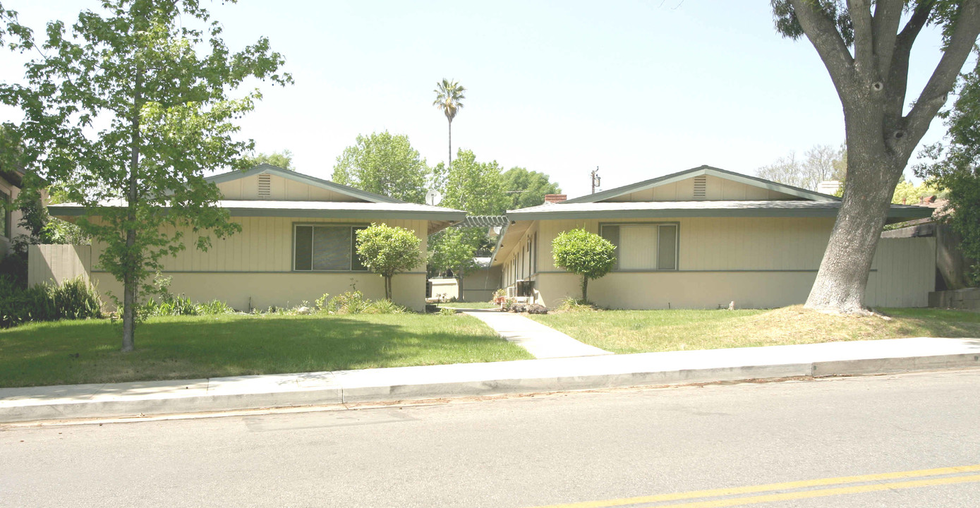 645 Colby Cor in Claremont, CA - Foto de edificio