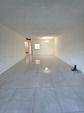 1351 NE 191st St in Miami, FL - Foto de edificio - Building Photo