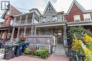 26 Lippincott St in Toronto, ON - Building Photo