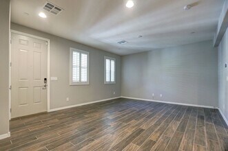93 Alamere Falls Dr in Las Vegas, NV - Building Photo - Building Photo
