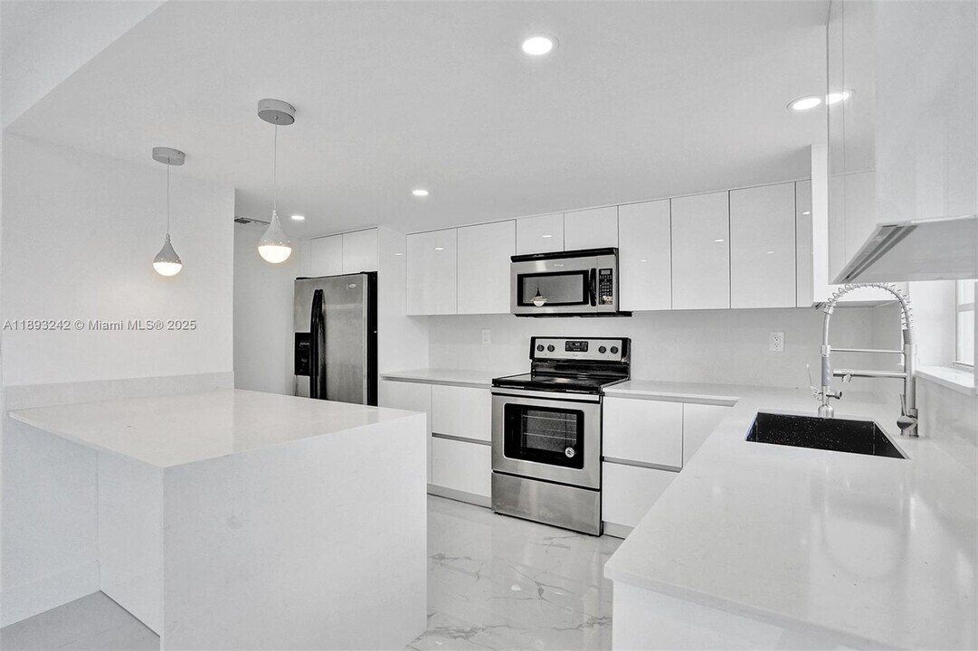 606 NW 107th Ave in Miami, FL - Foto de edificio