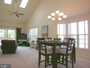 4255 Roth Farm Village Cir in Mechanicsburg, PA - Foto de edificio - Building Photo