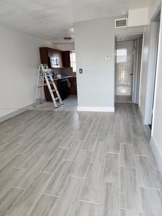 715 NW 7th Ave in Hallandale Beach, FL - Building Photo