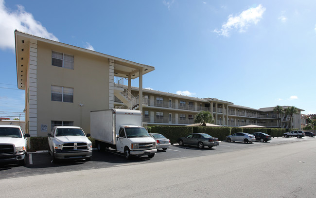 Park East Apartments in Fort Lauderdale, FL - Building Photo - Building Photo