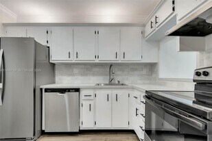 8000 SW 81st Dr in Miami, FL - Building Photo