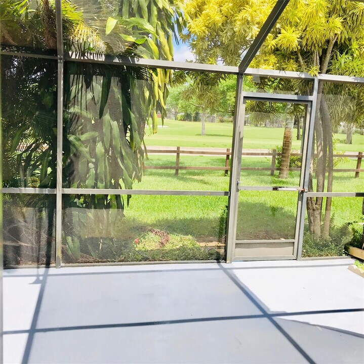 1640 W Golfview Dr in Pembroke Pines, FL - Building Photo