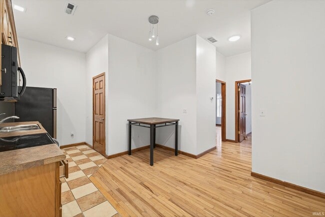 110 W 6th St