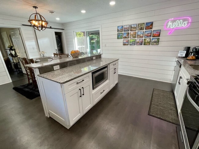 104 SE 12th St in Bentonville, AR - Foto de edificio - Building Photo