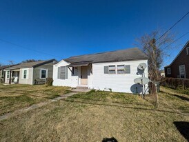 1878 Delaware St in Beaumont, TX - Building Photo