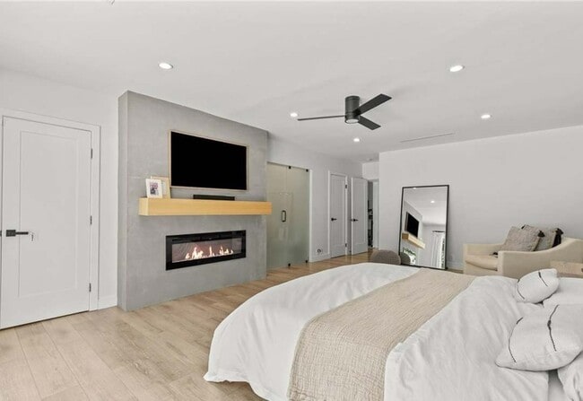 240 W Gainsborough Rd in Thousand Oaks, CA - Building Photo - Building Photo