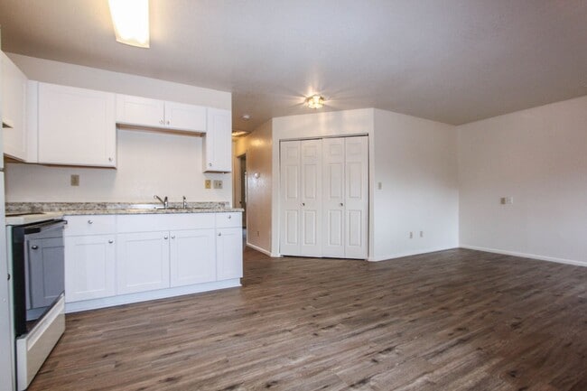 8460 E Lakeshore Dr in Prescott Valley, AZ - Building Photo - Building Photo