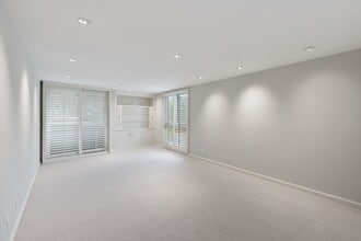 911 N Kings Rd, Unit 103 in West Hollywood, CA - Building Photo - Building Photo