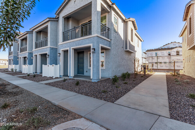 8149 E Petunia Ave in Mesa, AZ - Foto de edificio - Building Photo