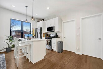 2735 W Potomac Ave in Chicago, IL - Building Photo - Building Photo