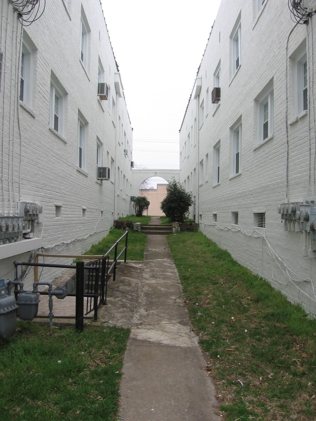 Sadaf Apartments in High Point, NC - Building Photo - Building Photo