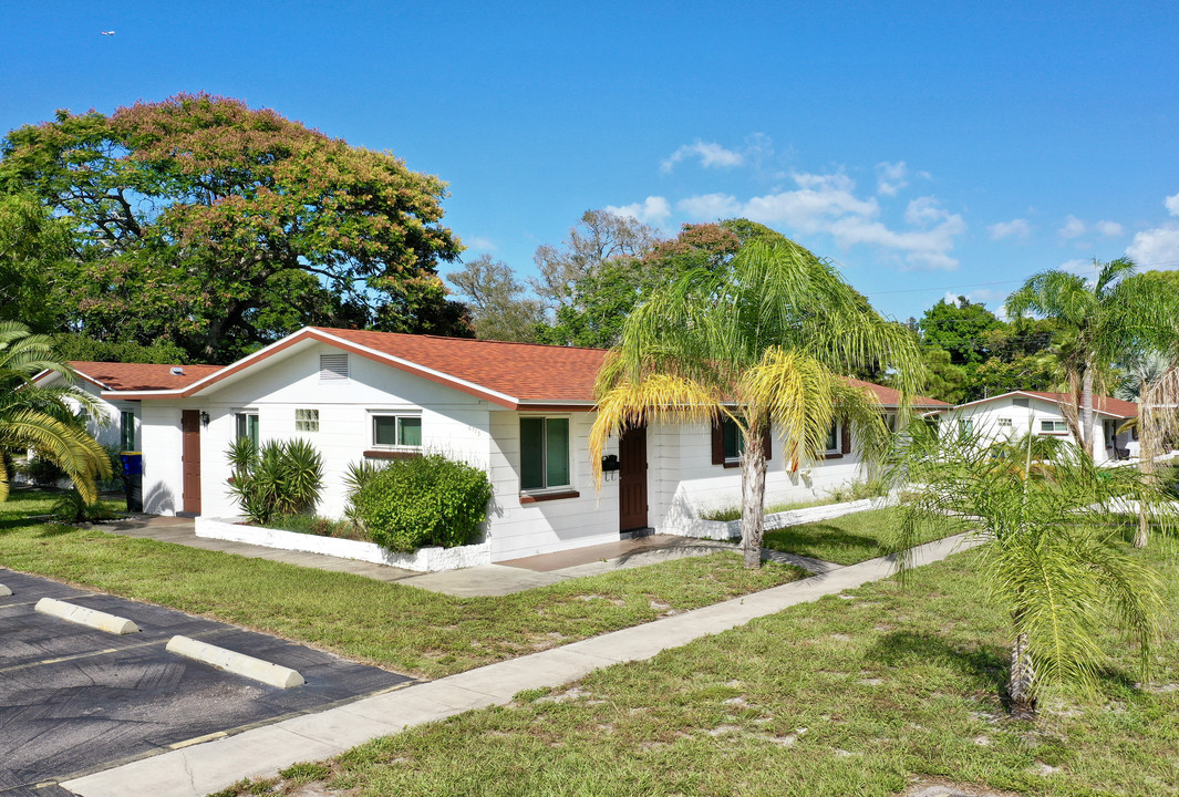 10501 67th Ave N in Seminole, FL - Building Photo