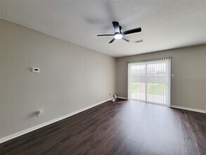 6439 Oaknut Dr in Houston, TX - Building Photo - Building Photo