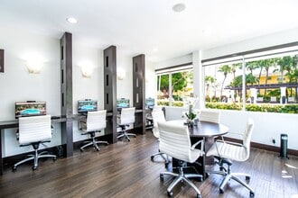 Legacy Nob Hill in Miami, FL - Foto de edificio - Building Photo