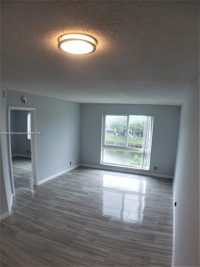 2106 S Cypress Bend Dr in Pompano Beach, FL - Building Photo - Building Photo