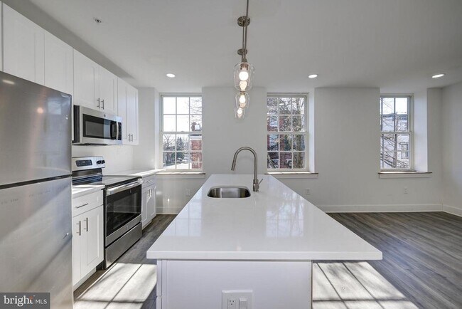 211 E Union St in Burlington, NJ - Building Photo - Building Photo