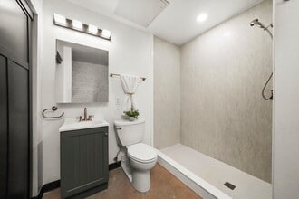 110 Cross St in Aurora, IL - Foto de edificio - Building Photo