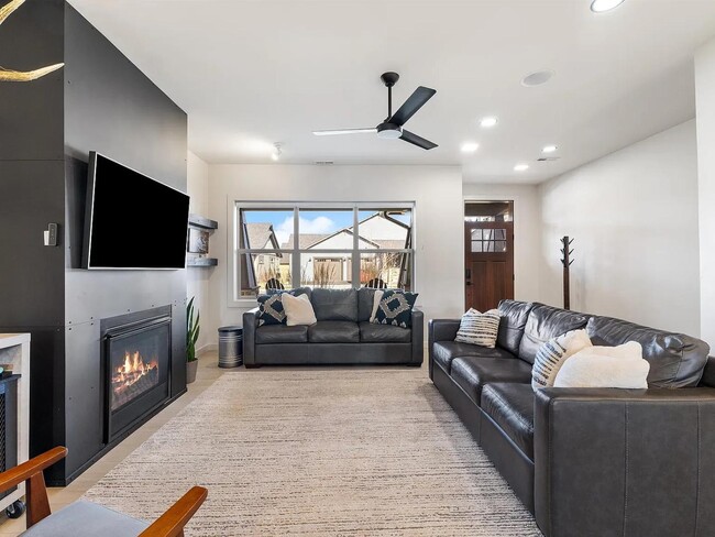 2082 Dennison Ln in Bozeman, MT - Building Photo - Building Photo