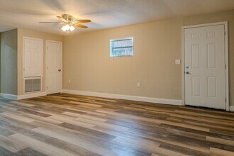 129 W Church St in Oak Hill, FL - Foto de edificio - Building Photo