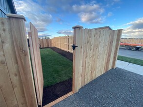 4907 SW Zenith Ave in Redmond, OR - Building Photo - Building Photo