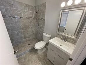 4865 SW 65th Way in Davie, FL - Foto de edificio - Building Photo