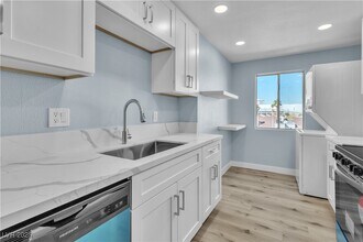 725 N Royal Crest Cir in Las Vegas, NV - Building Photo - Building Photo
