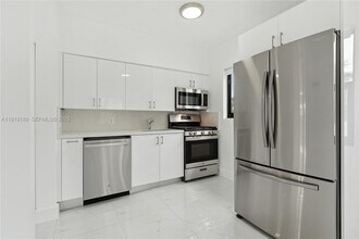 8010 Crespi Blvd in Miami Beach, FL - Building Photo - Building Photo