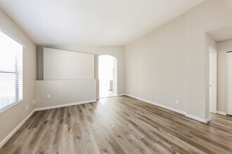 3233 E Tonopah Dr in Phoenix, AZ - Foto de edificio - Building Photo