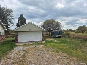 12387 Milford Rd in Holly, MI - Building Photo - Building Photo