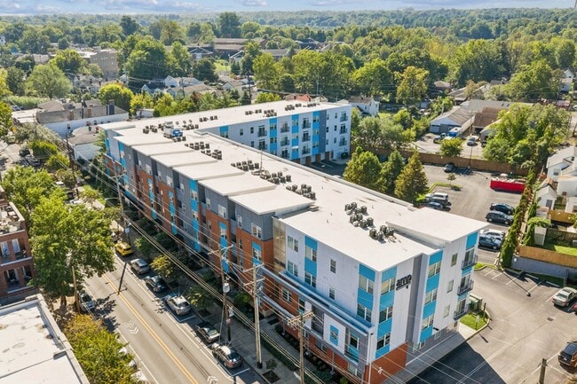 AMP Luxury Apartments in Louisville, KY - Foto de edificio - Building Photo