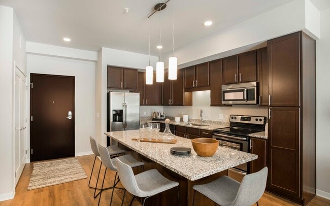 Indigo Apartments in Bloomington, MN - Foto de edificio - Building Photo
