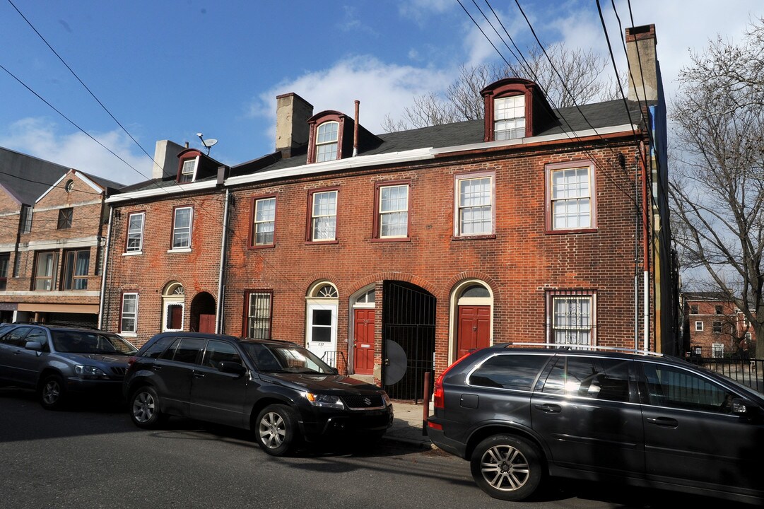 235-239 Queen St in Philadelphia, PA - Foto de edificio