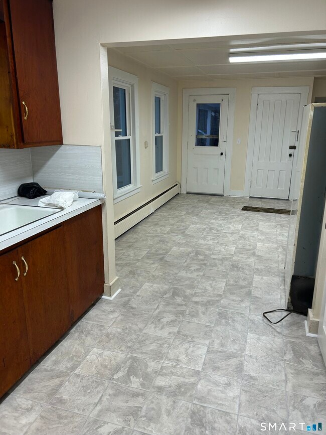 63 Woodbine St in Naugatuck, CT - Building Photo - Building Photo