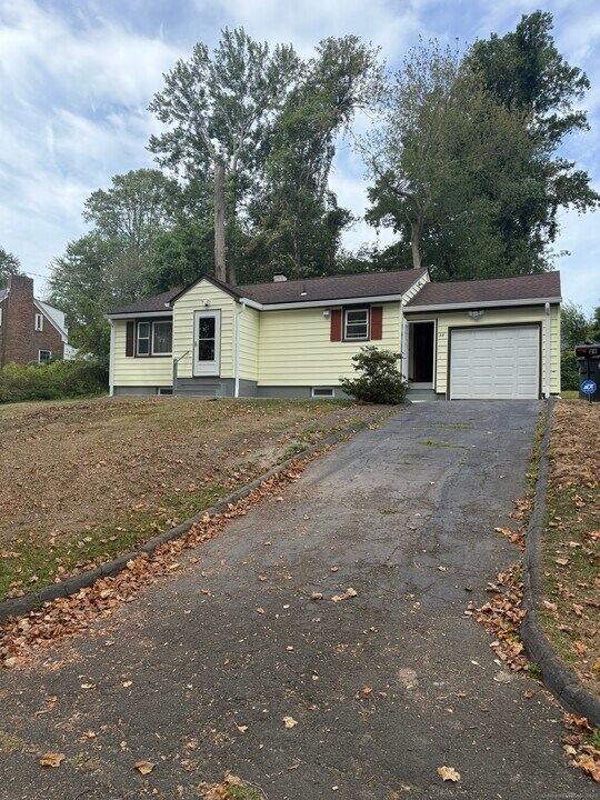 28 Entrance Rd in Milford, CT - Building Photo