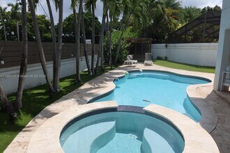 9721 NW 51st Ln in Doral, FL - Building Photo - Building Photo