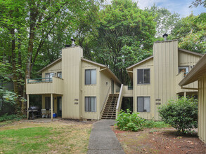 7191-7201 SW Montauk Cir in Lake Oswego, OR - Building Photo - Building Photo