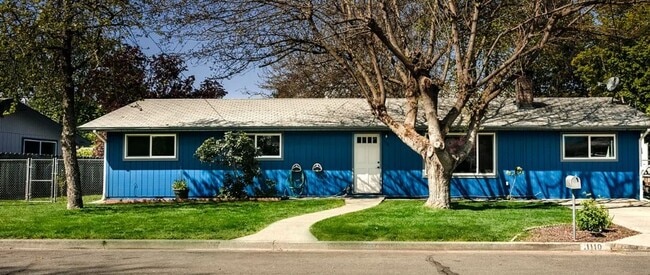 property at 1110 SW Juniper Dr