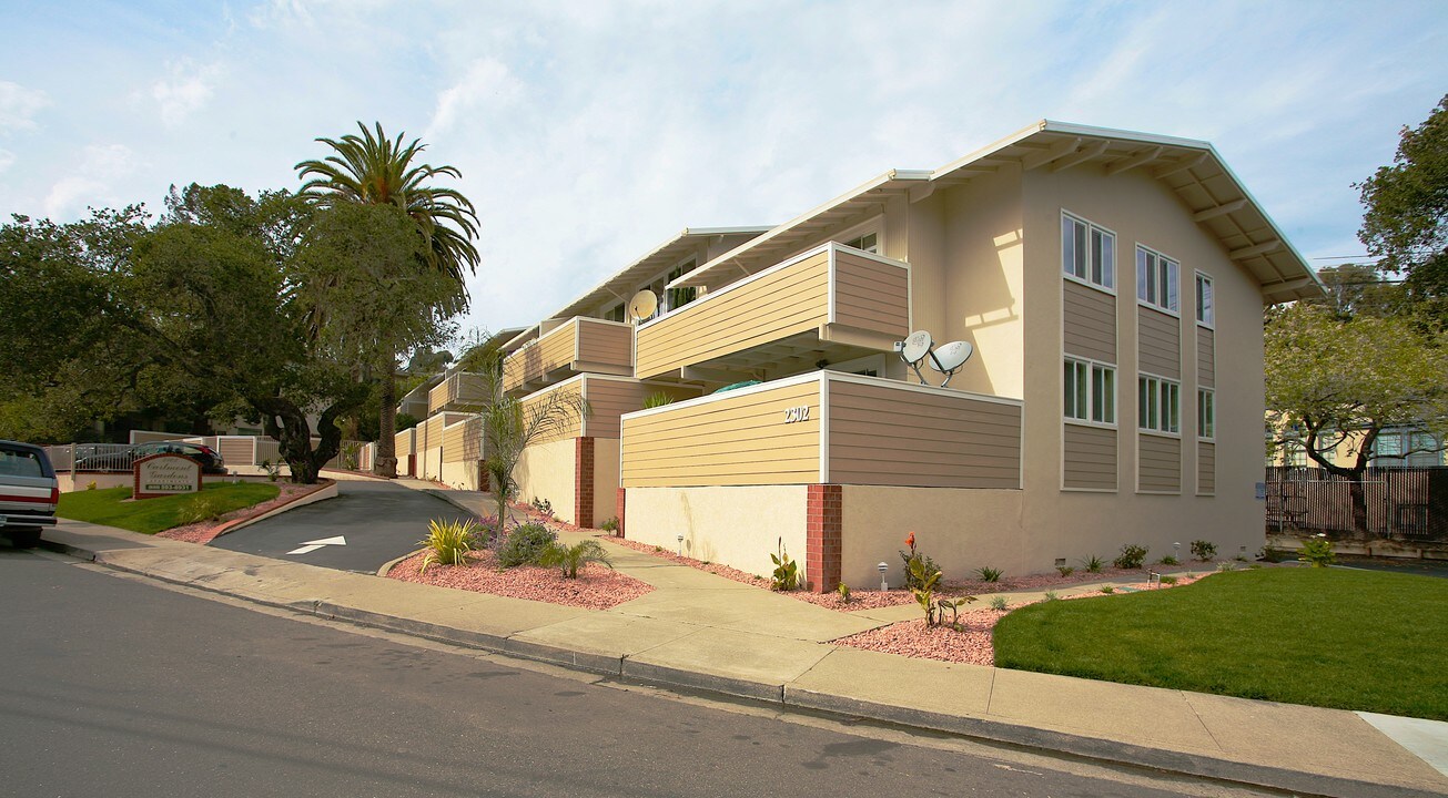 Carlmont Gardens in Belmont, CA - Foto de edificio