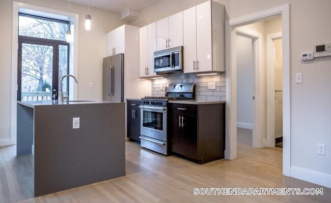 11 Newcomb St in Boston, MA - Foto de edificio - Building Photo