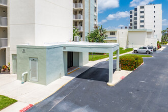 Island Towers East and West in Dunedin, FL - Building Photo - Building Photo