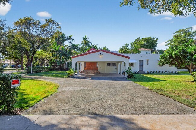 1305 Alhambra Cir in Coral Gables, FL - Foto de edificio - Building Photo