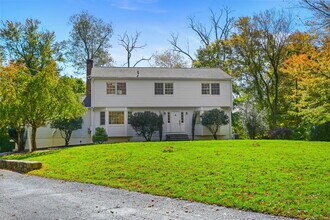 17 Turkey Hill Cir in Westport, CT - Building Photo - Building Photo