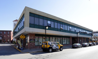 271-285 Main St in Woonsocket, RI - Foto de edificio - Building Photo