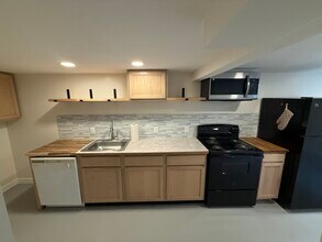 5454 45th Ave SW, Unit B - Basement in Seattle, WA - Building Photo - Building Photo